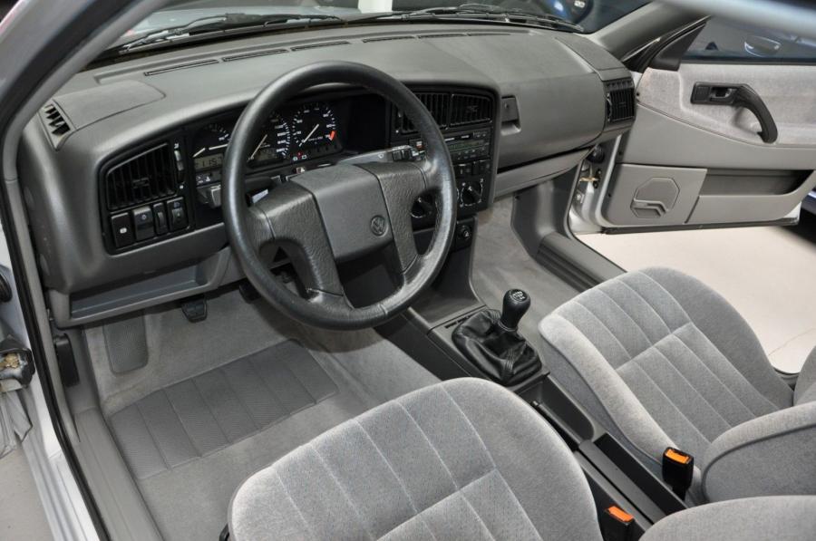 Торпедо Volkswagen Passat VR6 Variant Satinsilber Metallic (B3) 1992 года  (фото 29 из 51)